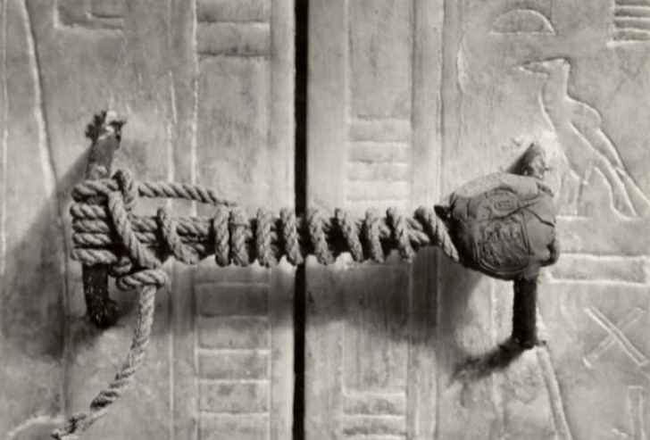 1922: Das Siegel des Grabes des Tut Enkh Amun, das über 3000 Jahre lang den heiligen Ort geschützt hat.