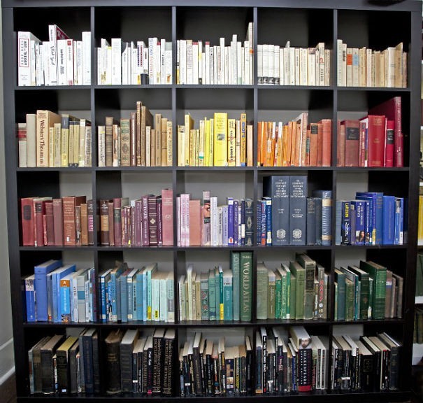 Att fixa till biblioteket innebär att separera böckerna beroende på färg...