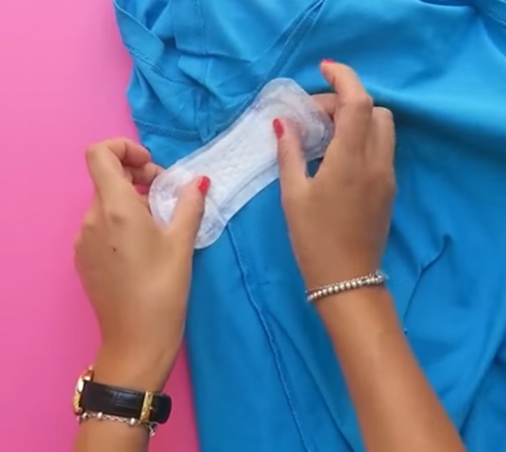 13. Evitar el riesgo de aureolas sobre la camisa poniendo un absorbente en el interior de la misma exactamente a la altura de las axilas.