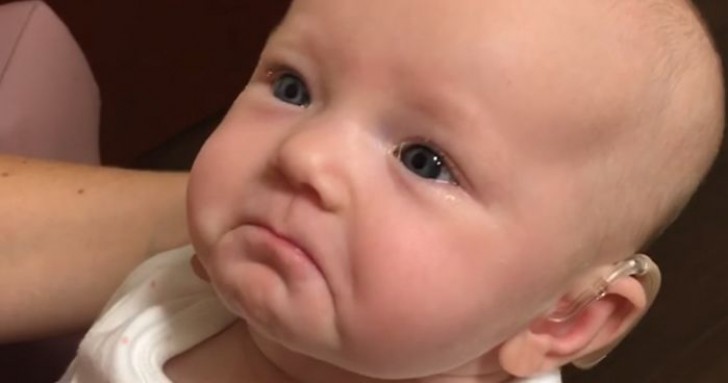 Ma a soli 2 mesi di vita le è stato dato il suo primo apparecchio per l'udito: nel momento in cui ha sentito la voce della mamma per la prima volta, la piccola ha iniziato ad alternare sorrisi a lacrime.