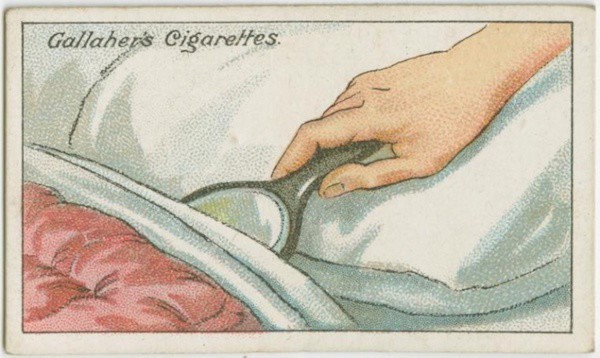 You can check if a bed is humid, to avoid suffering from rheumatism, by passing a mirror between the sheets and checking to see if the mirror fogs up.