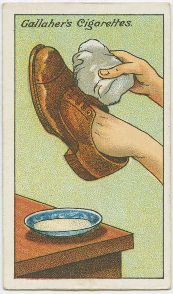 Nettoyer les chaussures de cuir tachées: dissoudre le bicarbonate dans un peu de lait chaud et frotter les chaussures, puis les laisser sécher et polir.