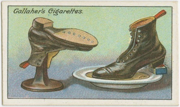 Éviter le grincement des chaussures en cuir: placez la chaussure dans un plat contenant de l'huile.