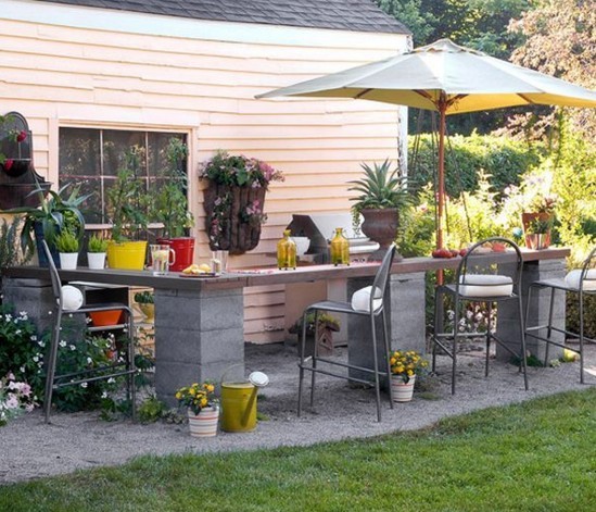 Als je een tuin hebt, kun je een werktafel maken met cementblokken als ondersteun