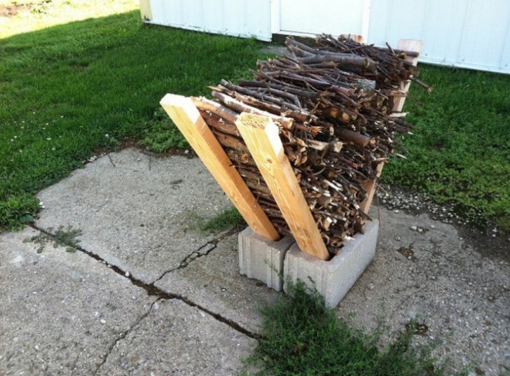 Eine so schöner Holz-Halter, dass es eine Verschwendung ist, ihn im Garten stehen zu haben!