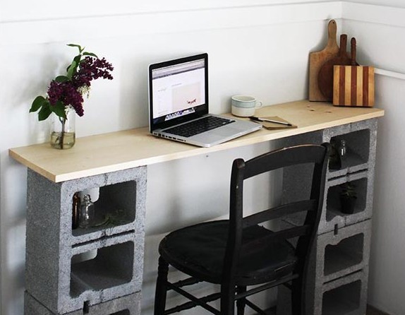 Een elegant bureau gemaakt van cementblokken en een houten plank... Voilà!