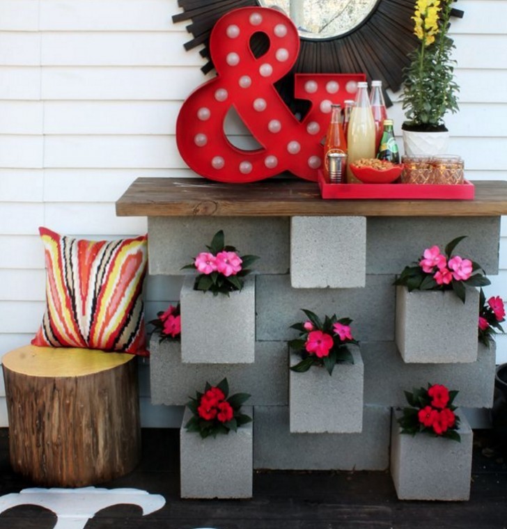 An optimal layout for a green corner can be achieved by utilizing the cavities in the cement blocks as spaces where you can plant your seedlings.