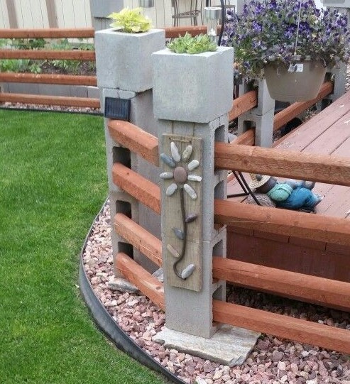 Je kunt betonblokken gebruiken om een hek te bouwen (in dat geval moet je ze goed vastbinden)