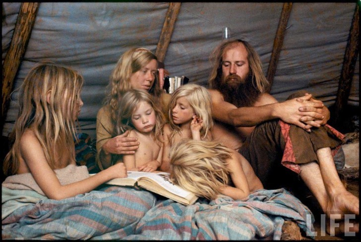 Hier sehen wir die Familie Bray, die ihren Kindern Gute-Nacht-Geschichten vorliest (1969 in Oregon).