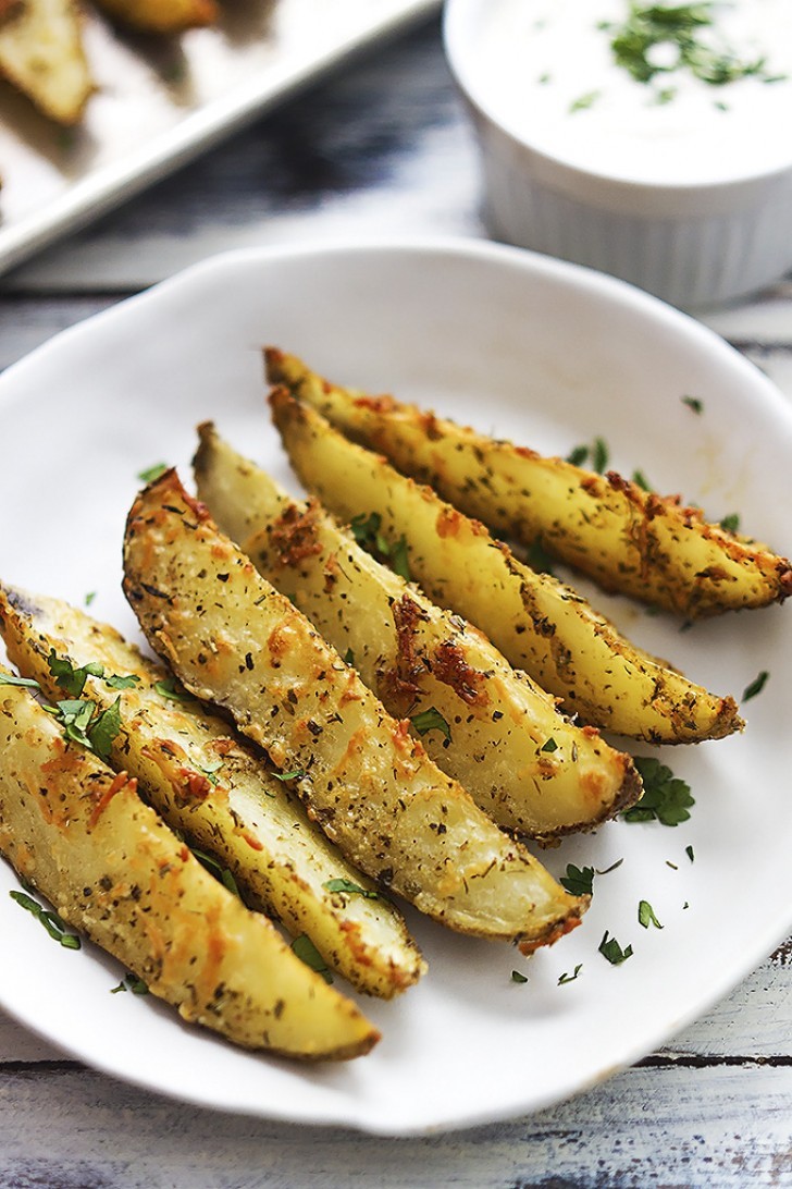 Combinar las papas al horno con ajo y parmesano sera un suceso!