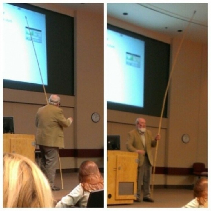 Questo professore non vuole saperne di utilizzare il laser: per indicare i punti delle sue slide usa un oggetto molto "pratico"!