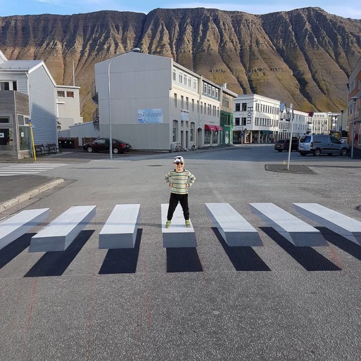 Les exemples islandais et indiens représentent le premier vrai pas du street art à une véritable mise en œuvre de cette technique dans le domaine de la signalisation routière.