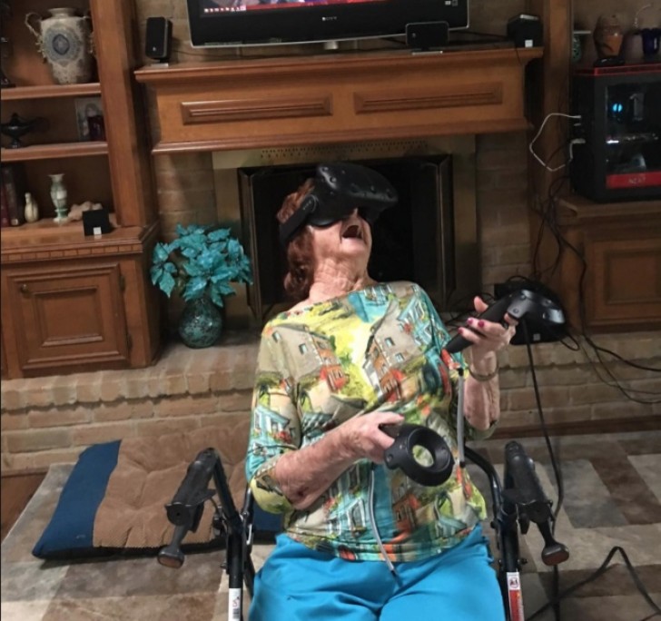 13. De 93-jarige Evelyn speelt met een 3D-bril