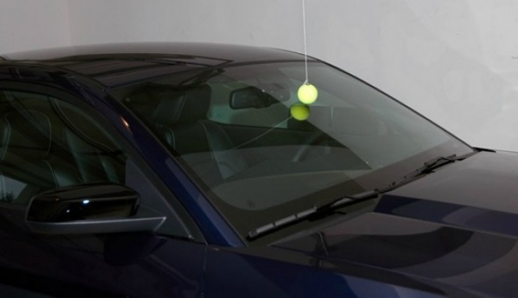 1. Hängt einen Ball an die Decke, um das Auto ideal in der Garage einzuparken: Wenn ihr den Ball berührt, seid ihr angekommen.