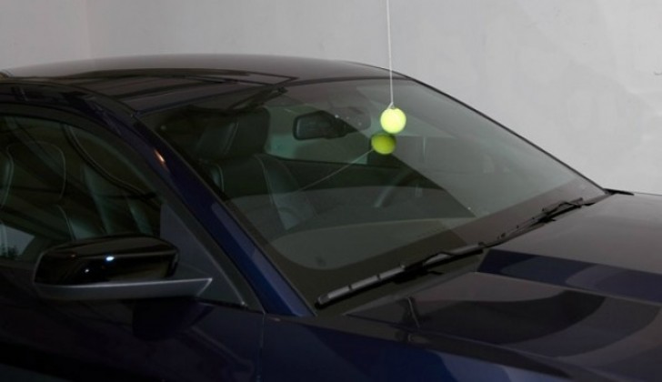 1. Coloque uma fita no teto com uma bola de tênis presa. Use como referência para saber quando parar o carro no ponto exato.