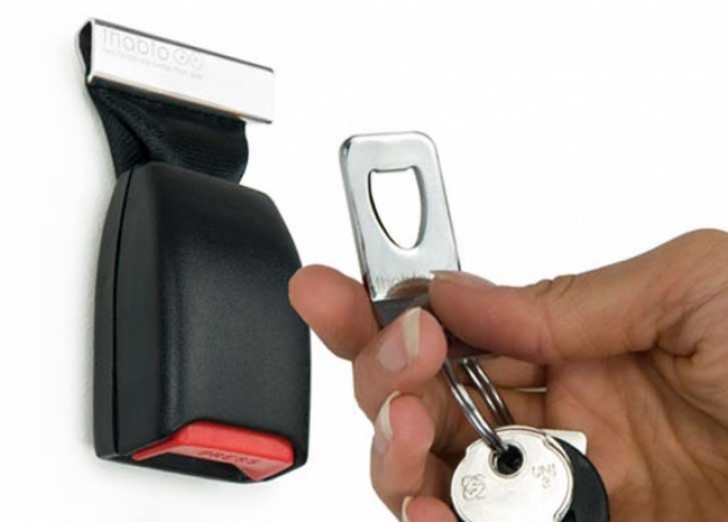 10. Nutzt alte Sicherheitsgurte, um einen einzigartigen Schlüsselanhänger herzustellen.