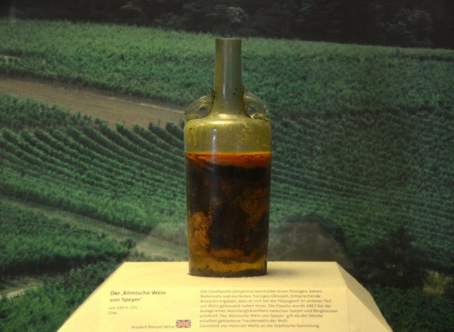 Gli esperti pensano che il liquido si sia conservato perché per sigillare la bottiglia è stata utilizzata una grossa quantità di olio di oliva e un sigillo in cera molto resistente.