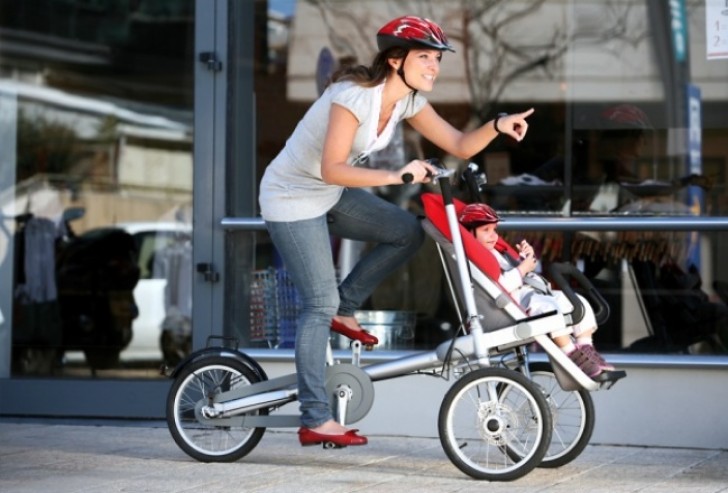 7. Bicicleta com carrinho de bebê: fique em forma e passeie com seu filho.