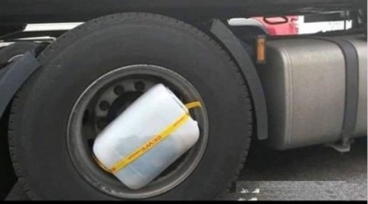 7. Here's how truckers wash their clothes while they are driving from coast to coast.