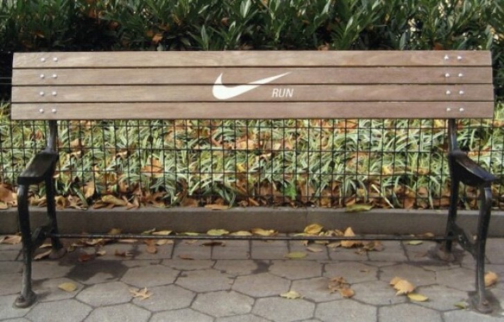 Lo slogan della Nike: non perdete tempo sedendovi, correte!