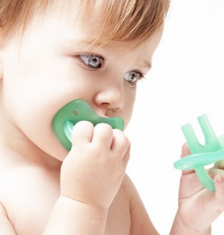 The baby pacifier that turns into a toy for the teeth as it calms the child and brings relief from discomfort.