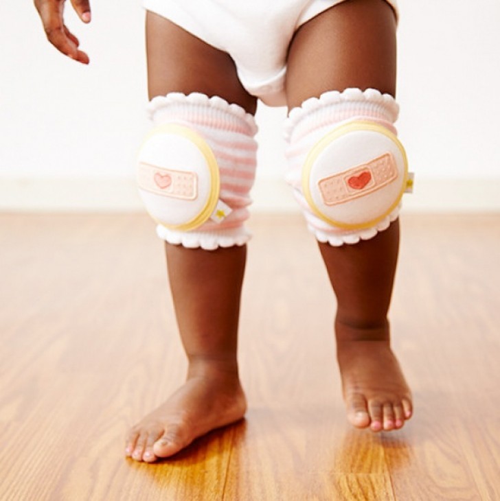 9. Mini knee pads are the most intuitive and effective way to save a baby's skin and knees when they start walking