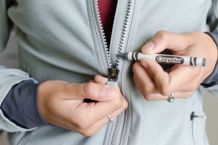 1. Use a wax crayon to adjust in a flash a zipper that gets stuck continuously.