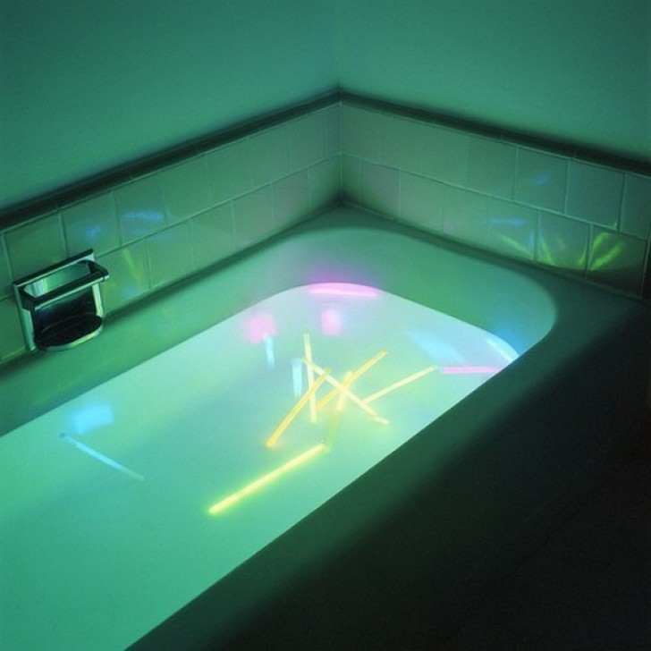 Problemen als het badtijd is? Doe een fluorescerende stick in het water en je wint alle weerstand!