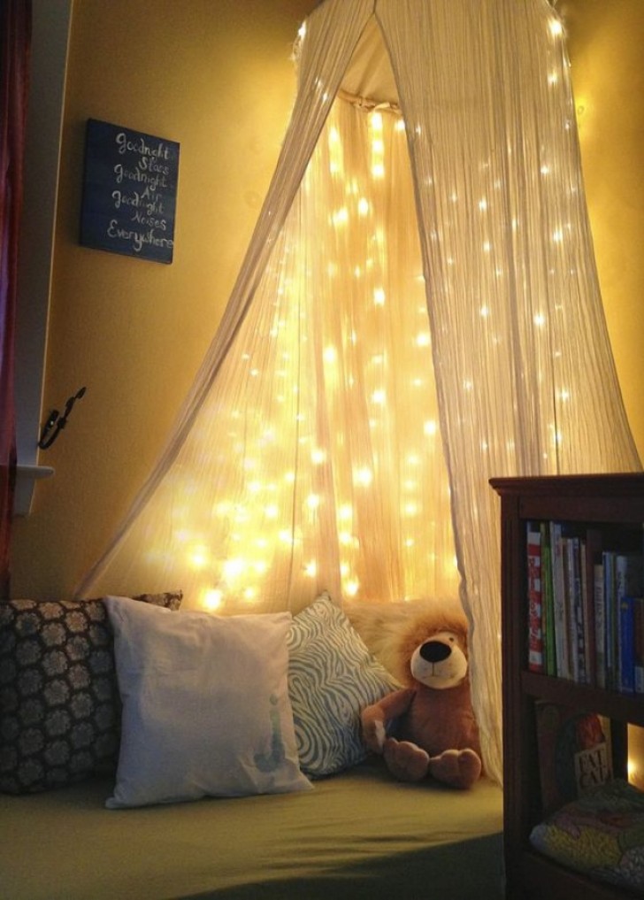 Met een eenvoudig doek en kerstverlichting maak je een ontspannen bed dat uit een sprookje lijkt te zijn geslopen