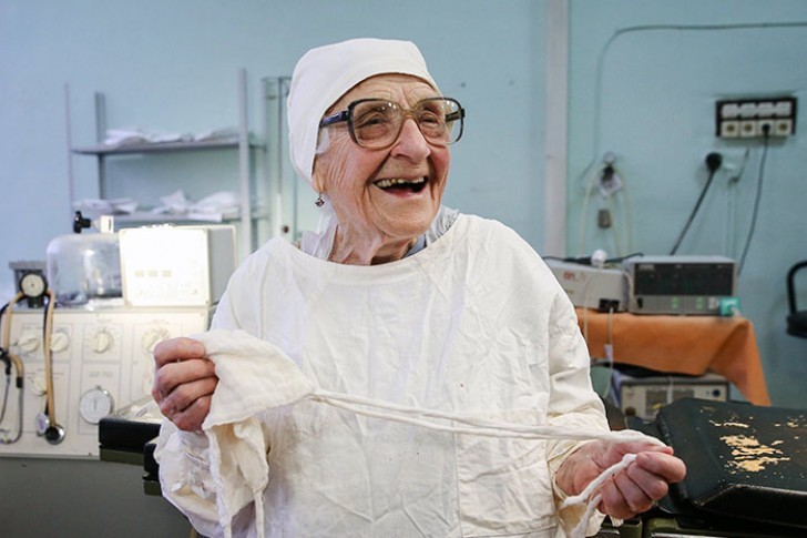 Doktor Levushkina föddes den 5 maj 1927 och har arbetat som kirurg sedan hon var 24 år gammal.