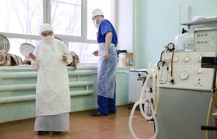 2017, nach gut 66 Jahren im Dienst, wurde Levushkina als älteste Chirurgin der Welt betitelt und sie hat nicht die Absicht diesen Rekord abzutreten.