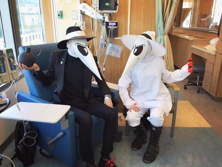 Même le cancer ne peut rien contre Halloween: deux amis deguisés pendant une séance de chimiothérapie