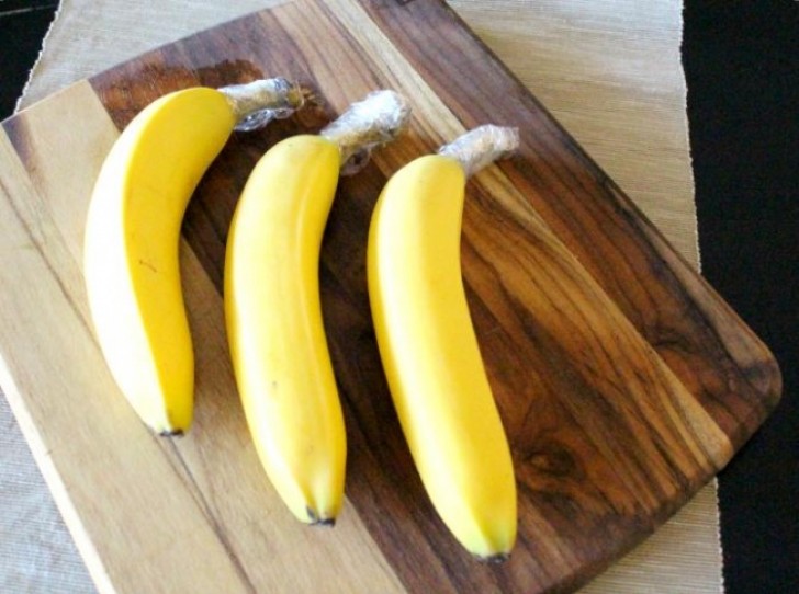 5. Non mettete in frigo le banane! Si faranno subito nere e perderanno sapore. Avvolgete con della pellicola il gambo e conservatele a temperatura ambiente.