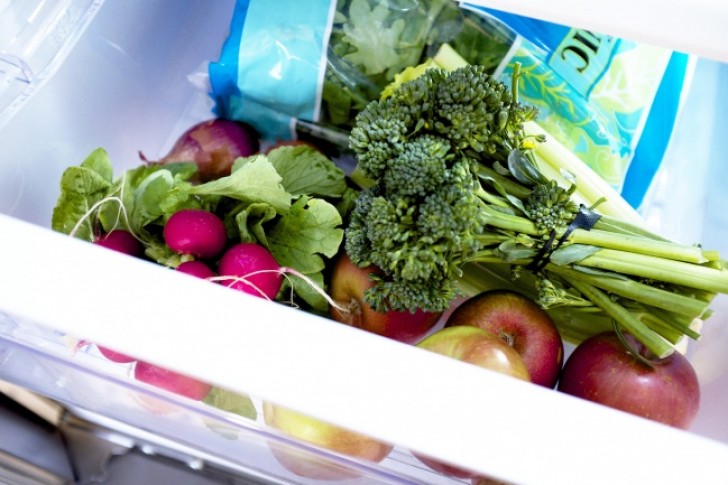 7. Riponete frutta e verdure nelle zone meno fredde del frigorifero (quelle più fredde si addicono di più a prodotti che tendono a rovinarsi facilmente come i latticini).