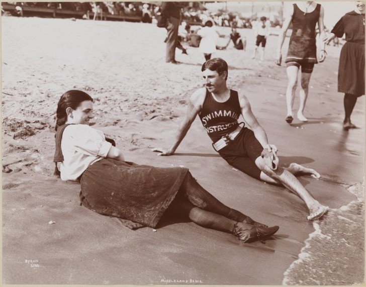 1. Nikola Tesla dans une plage en 1900.