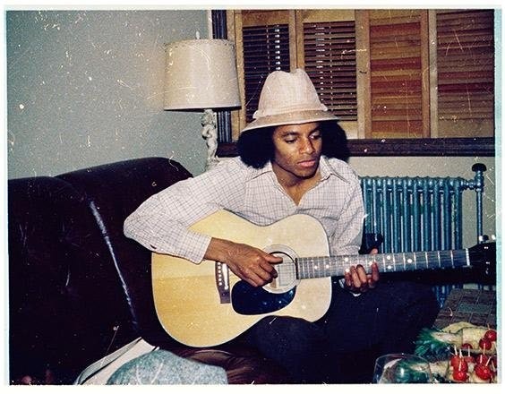 10. Michael Jackson essaie un morceau à la guitare, 1978.