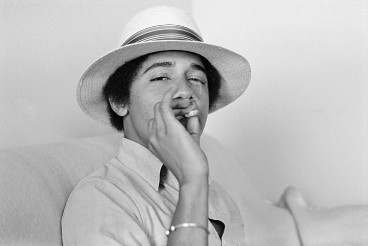 11. Un jeune Barack Obama qui fume un cigare.