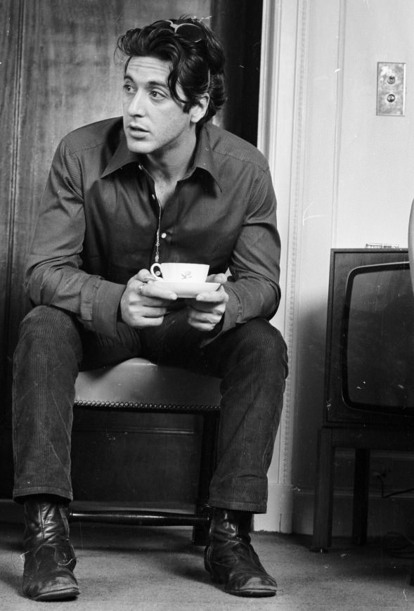 17. Un jeune Al Pacino surpris pendant une pause.