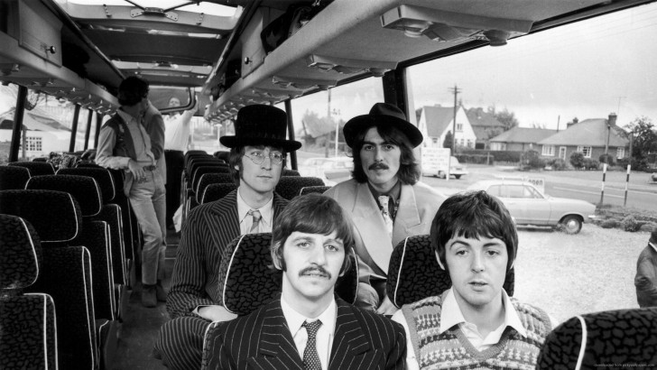 2. Les Beatles dans un bus, en 1966.