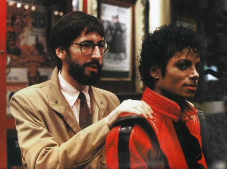 7. Michael Jackson avec le producteur John Landis, sur le plateau de Thriller.