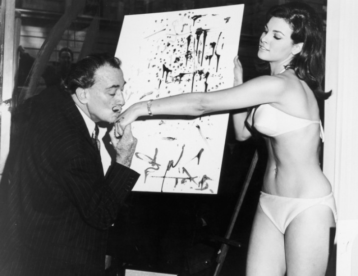 Salvador Dalí embrasse la main de l'actrice Raquel Welch (1965)