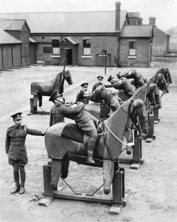 Einige Rekruten üben das Gleichgewicht halten auf Holzpferden (1935)