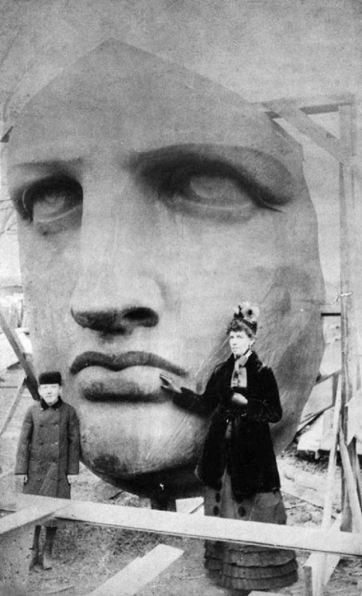 Montage des Kopfes der Freiheitsstatue (1885)