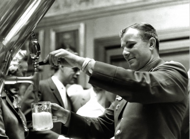 Gagarin zapft ein Bier in der Brauerei Carlsberg (1962)