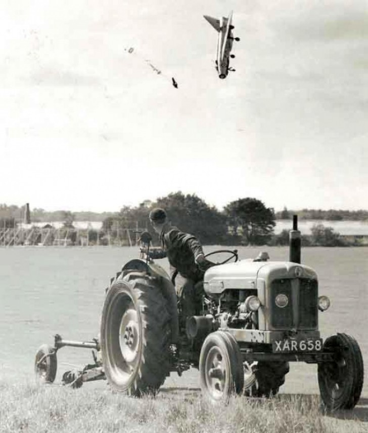 Der Pilot George Aird springt aus dem Flugzeug nachdem er die Kontrolle darüber verloren hat