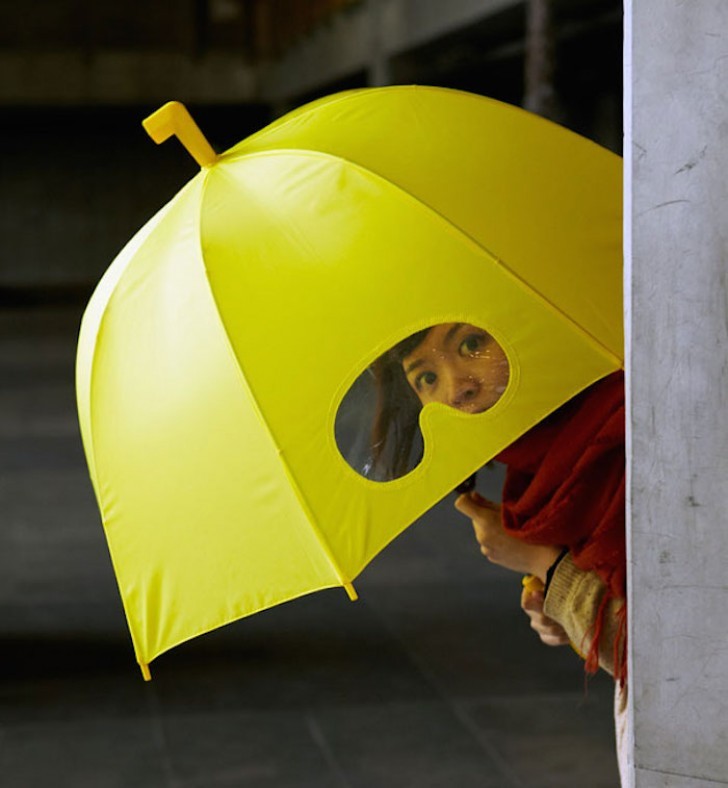 When you open an umbrella, you can no longer see where you are going! With this invention (often sold out) you will never have this problem again!