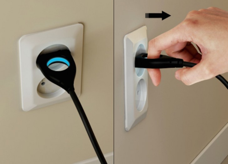 Universal Power Plug: Den har inte bara en del som lyser i mörkret men är försedd med en hållare som underlättar borttagningen av sladden från väggen.