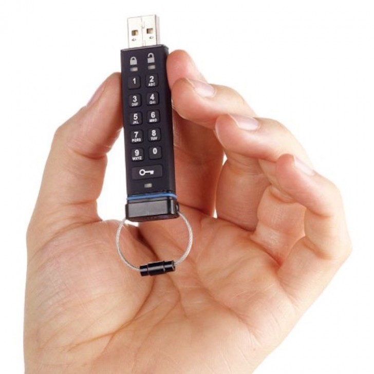 Aegis Secure Key is een USB sleutel met combinatie. Hij kost rond de $120 maar misschien heb je het voor de zekerheid van je digitale documenten wel over...