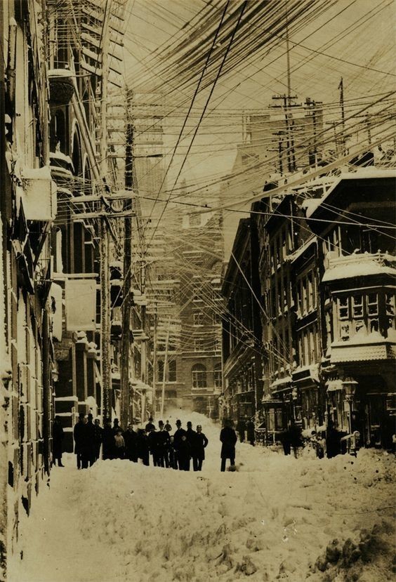 10. L'enchevêtrement de câbles à New York City recouverts de neige après une tempête.