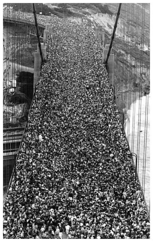 11. La foule sur le Golden Gate Bridge, le 24 mai 1987, à l'occasion du 50e anniversaire.